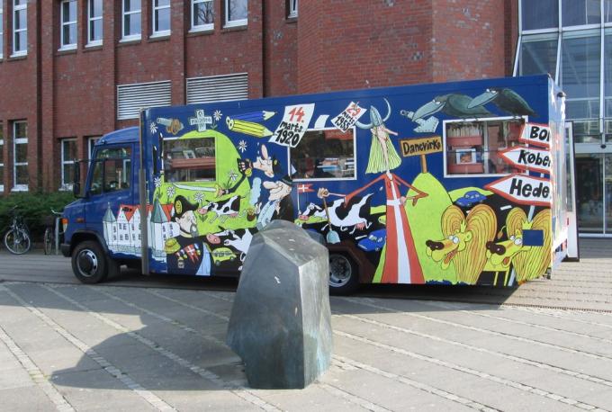 Fotografi af Dansk Centralbibliotek for Sydslesvigs bogbus.