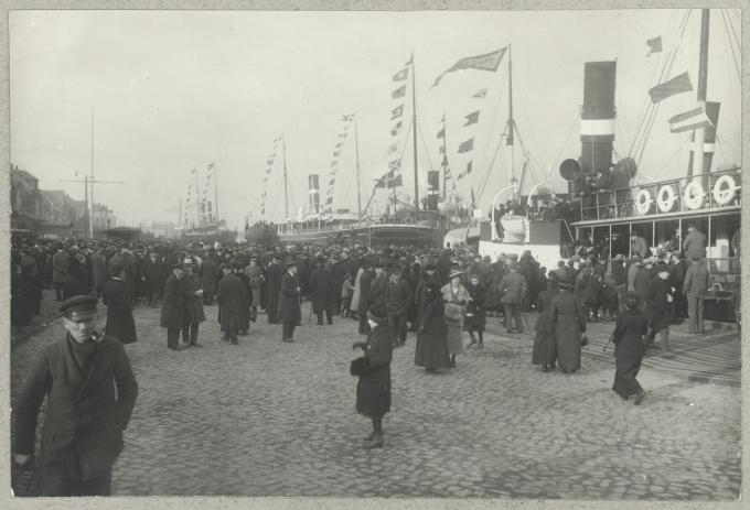 Billedet viser danske stemmeberettigede, der ankommer med skibe til Flensborg Havn for at deltage i folkeafstemningen i 1920. Billedet viser danske stemmeberettigede, der ankommer med skibe til Flensborg Havn for at deltage i folkeafstemningen i 1920.
