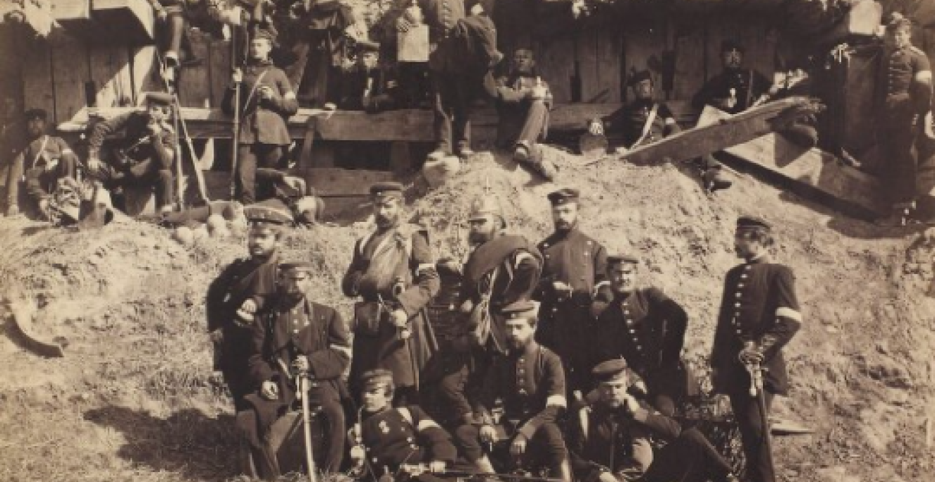 Fotografi af prøjsiske soldater i skanse seks efter Stormen på Dybbøl 1864.